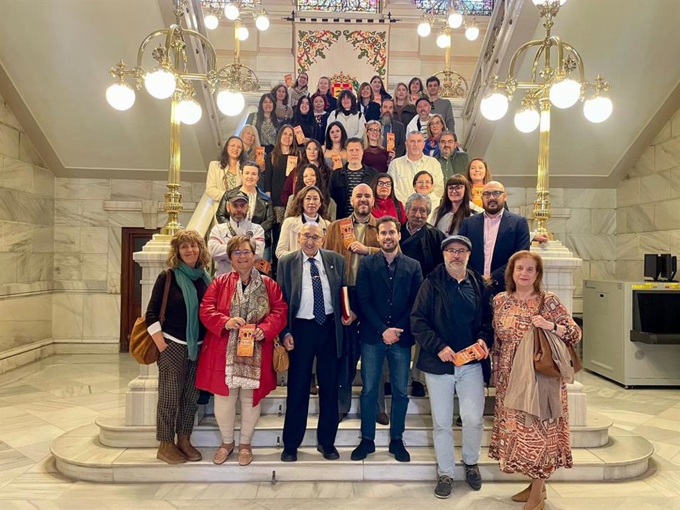 Foto de familia del concejal de Personas Mayores, Familia y Servicios Sociales, Rodrigo Nieto, con representantes de entidades y asociaciones de personas inmigrantes.