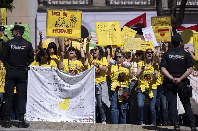 Decenas de personas durante una concentración de docentes de escuelas infantiles frente a la Consejería de Educación, Ciencia y Universidades, a 15 de abril de 2026, en Madrid (España). Desde el martes 7 de abril, las escuelas infantiles de la Comunidad d