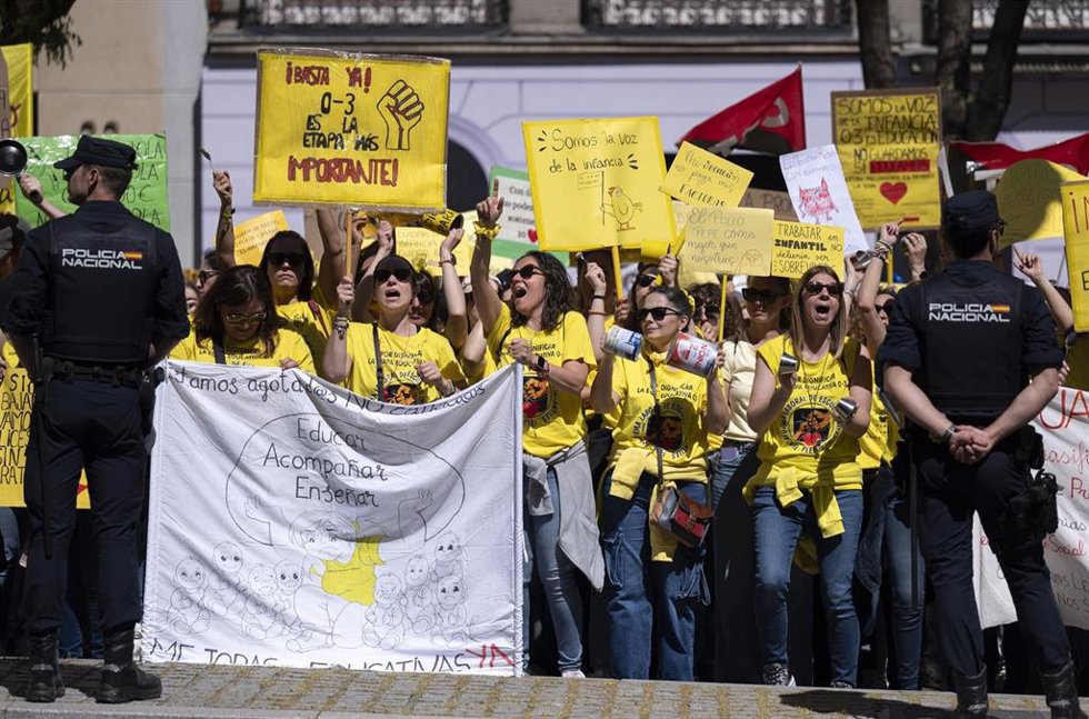 Decenas de personas durante una concentración de docentes de escuelas infantiles frente a la Consejería de Educación, Ciencia y Universidades, a 15 de abril de 2026, en Madrid (España). Desde el martes 7 de abril, las escuelas infantiles de la Comunidad d