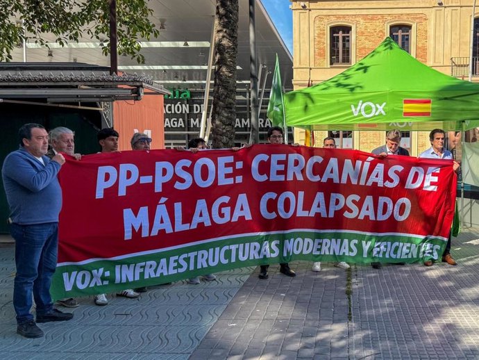 El candidato de Vox por Málaga a las elecciones andaluzas, Antonio Sevilla, frente a la Estación María Zambrano de la capital en un acto.
