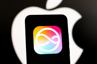 Archivo - Ilustración del icono de Siri junto al logo de iPhone.