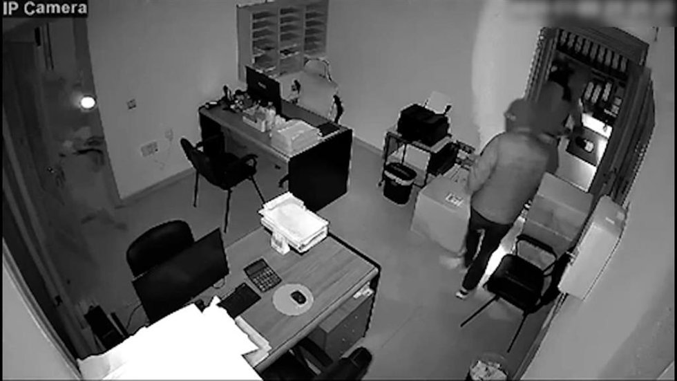 Una cámara de seguridad capta el robo en una caja fuerte de una empresa agrícola.