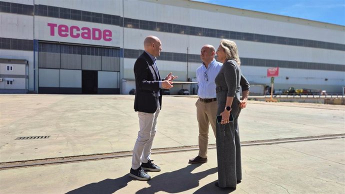 La delegada del Estado para la Zona Franca de Sevilla (ZFS), Carmen Tovar, en su visita a las instalaciones de la empresa hispalense Tecade.