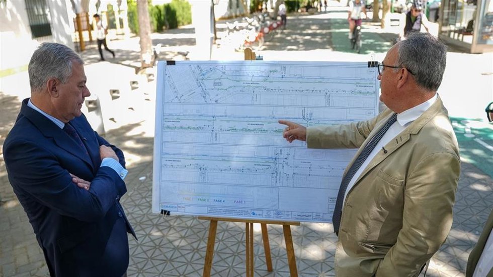 El alcalde de Sevilla supervisa sobre el terreno el proyecto de renovación de redes de Emasesa en Reina Mercedes.