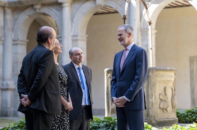 El Rey Felipe VI (d) saluda a los premiados a su llegada a la entrega de la X edición del Premio de Derechos Humanos Rey de España, en la Capilla de San Ildefonso de la Universidad de Alcalá