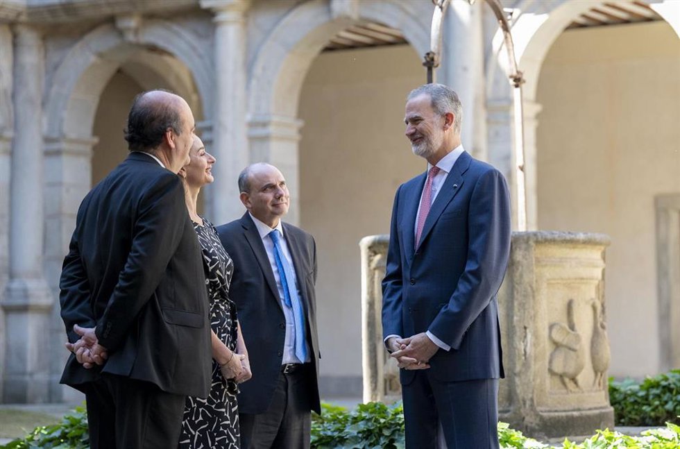 El Rey Felipe VI (d) saluda a los premiados a su llegada a la entrega de la X edición del Premio de Derechos Humanos Rey de España, en la Capilla de San Ildefonso de la Universidad de Alcalá