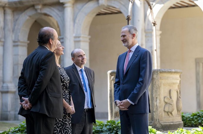 El Rey Felipe VI (d) saluda a los premiados a su llegada a la entrega de la X edición del Premio de Derechos Humanos Rey de España, en la Capilla de San Ildefonso de la Universidad de Alcalá, a 6 de mayo de 2026, en Alcalá de Henares, Madrid (España). El 