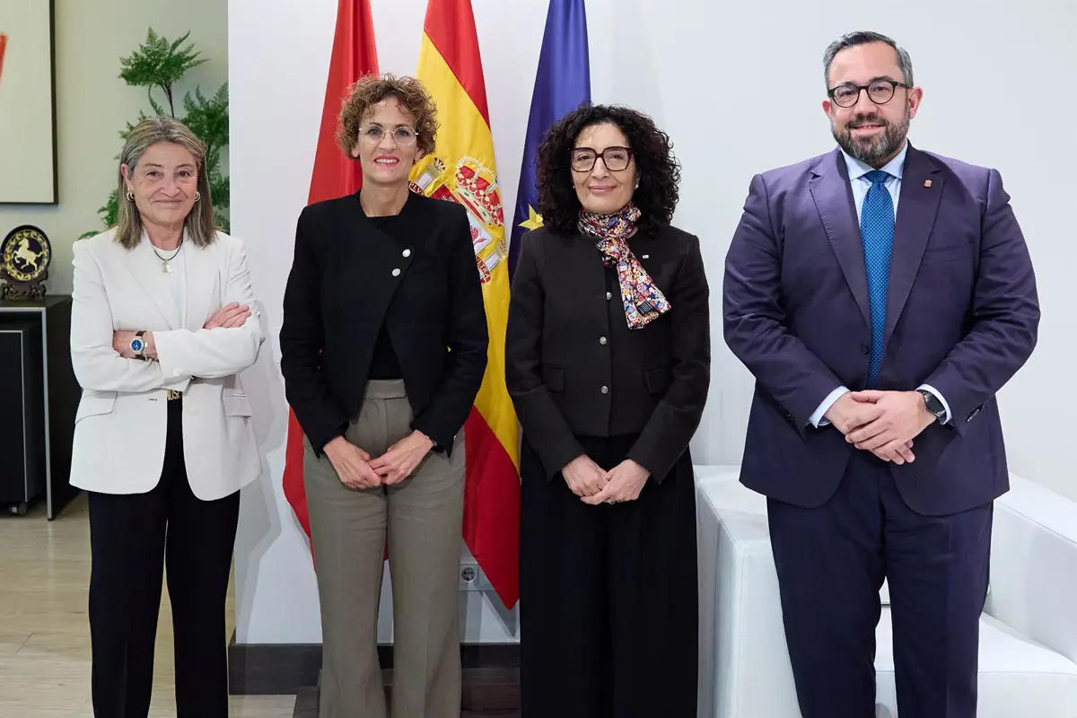 La presidenta de Navarra, María Chivite, se reúne con representantes de Cruz Roja