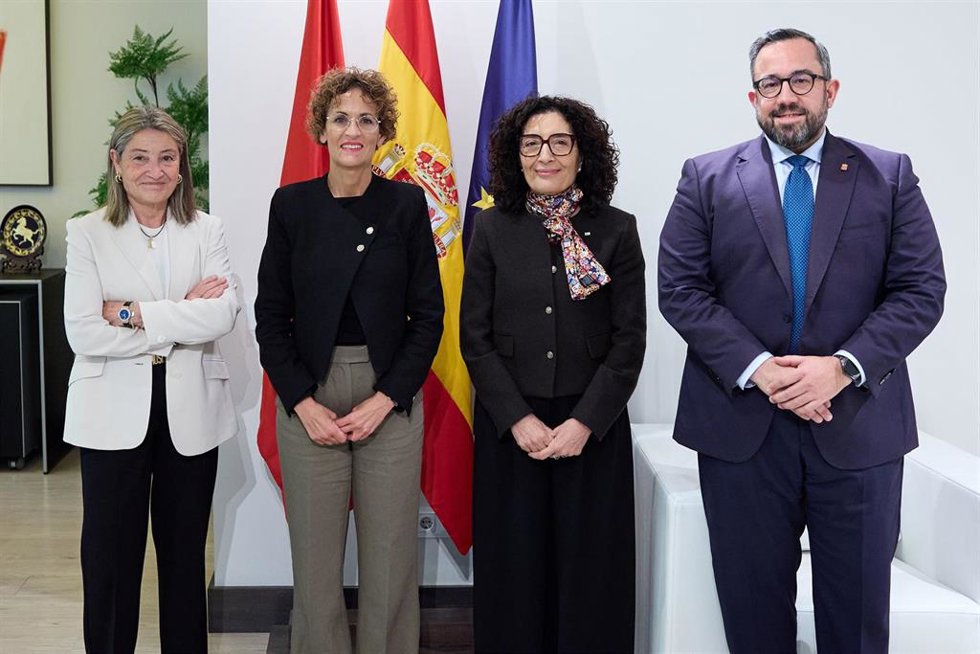 La presidenta de Navarra, María Chivite, se reúne con representantes de Cruz Roja