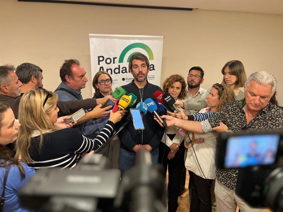El ministro de Cultura y portavoz de Sumar, Ernest Urtasun, atendiendo a los medios en Jerez de la Frontera (Cádiz)