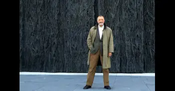 Pérez-Reverte reúne sus crónicas y fotografías bélicas en 'Enviado especial': "Ahora nos están tapando la guerra"
