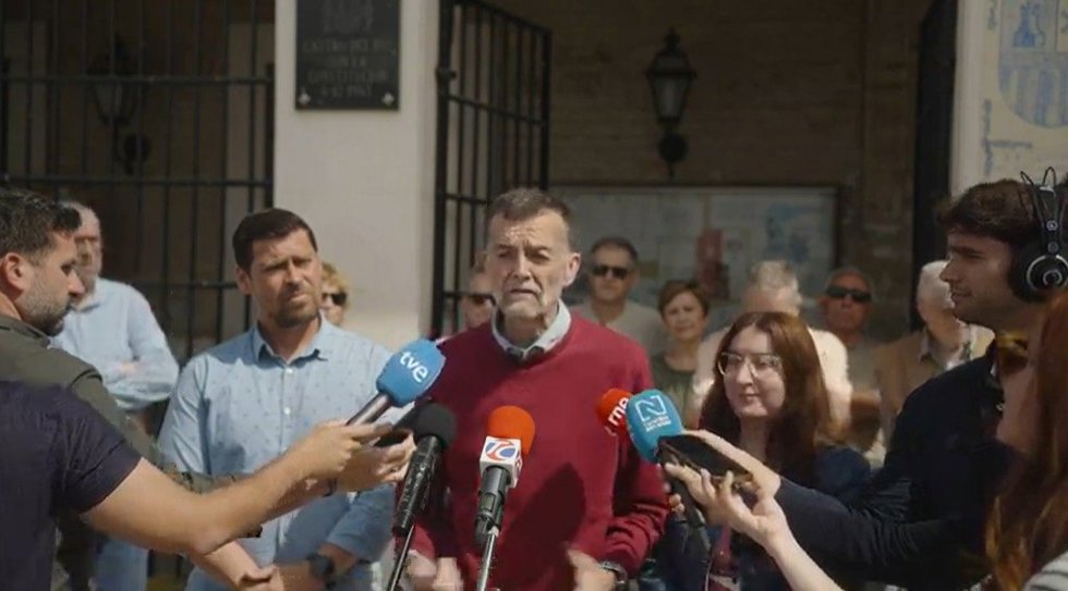 Maíllo atiende a los periodistas en Castro del Río.