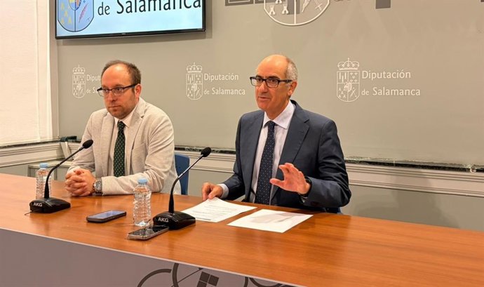 El diputado de Economía y Hacienda, Marcos Iglesias (i), junto al presidente de la Diputación, Javier Iglesias (d)