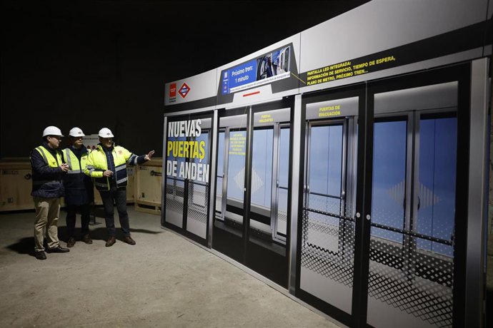 Archivo - La instalación de las puertas de andén para la automatización de la L6 de Metro empezará este martes