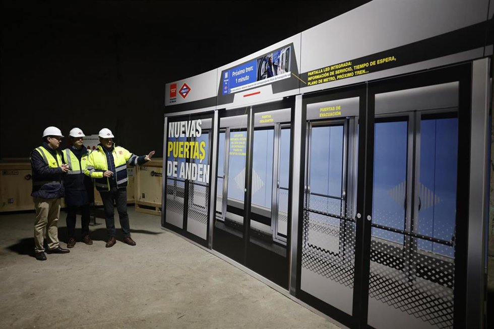 Archivo - La instalación de las puertas de andén para la automatización de la L6 de Metro empezará este martes