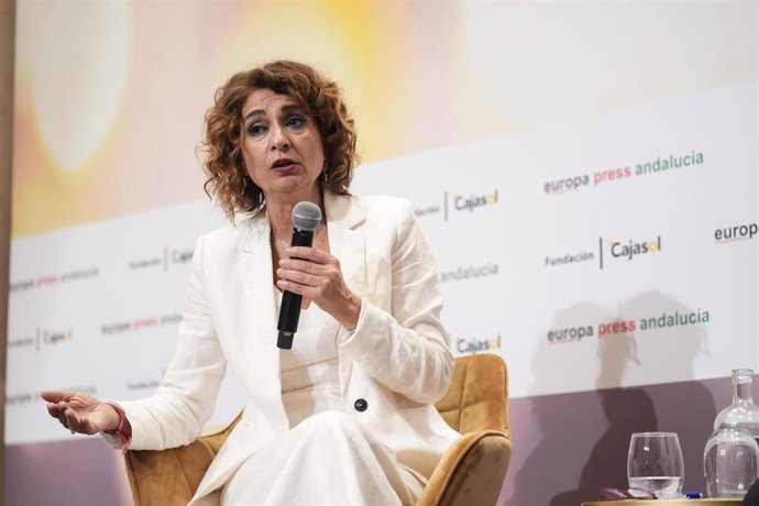 La secretaria general del PSOE-A y candidata a la Presidencia de la Junta, María Jesús Montero, durante el turno de preguntas formuladas por el delegado de Europa Press Andalucía, Francisco Morón, dentro de una nueva edición del ciclo electoral de Europa 