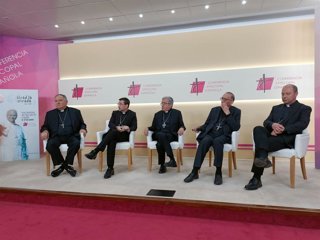 Los obispos de Canarias, Madrid, Valladolid, Barcelona y Tenerife, en una rueda de prensa sobre la visita del Papa a España.