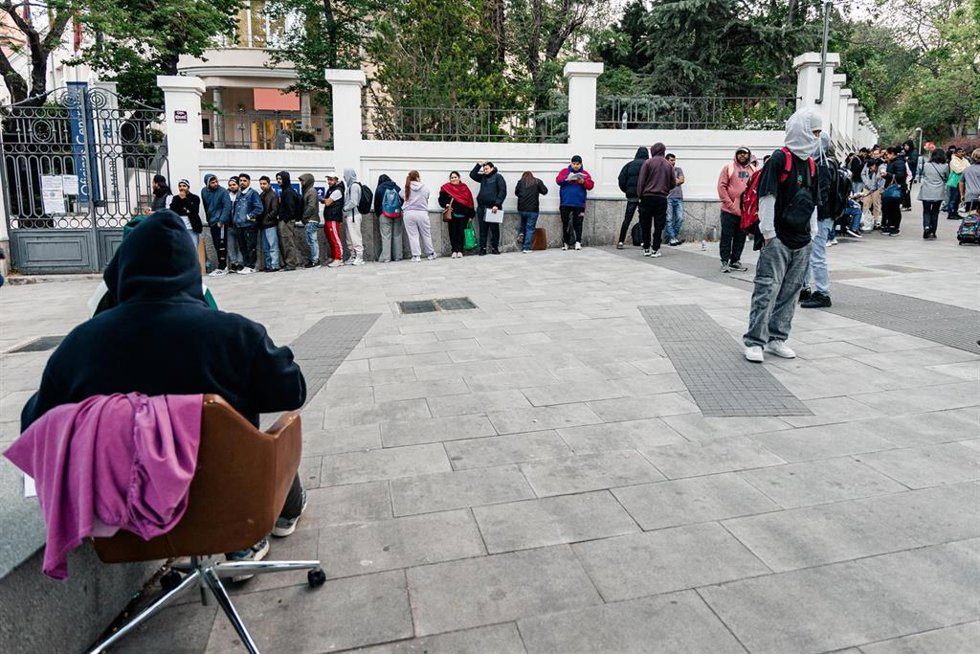 Varias personas hacen cola para conseguir el certificado de vulnerabilidad en una Oficina de Asistencia en Materia de Registro, a 22 de abril de 2026, en Madrid (España). El lunes comenzó de forma presencial la regularización extraordinaria de migrantes i