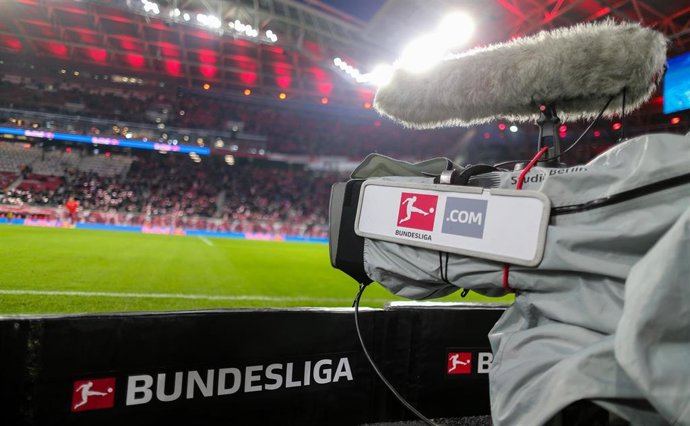 Archivo - Una cámara de televisión, durante un partido de la Bundesliga 2024-25.