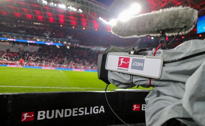 Archivo - 30 November 2024, Saxony, Leipzig: A TV camera stands on the sidelines during the German Bundesliga soccer match between RB Leipzig and VfL Wolfsburg at Red Bull Arena. Photo: Jan Woitas/dpa - WICHTIGER HINWEIS: Gemä den Vorgaben der DFL Deutsc