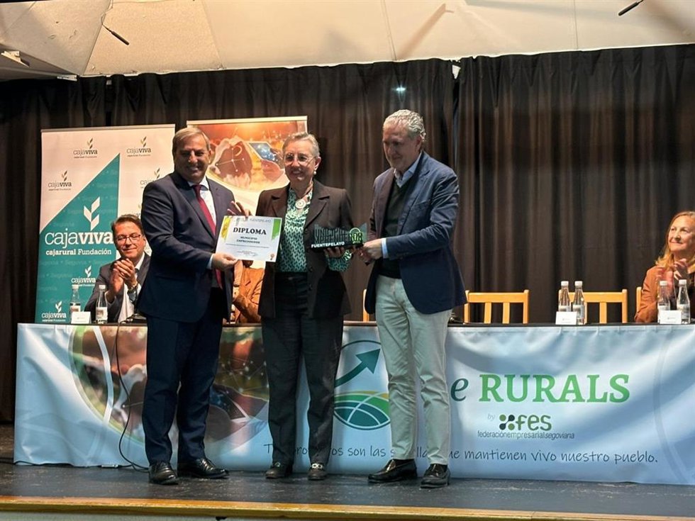 El consejero Sanz Merino (izda) y el presidente de FES, Andrés Ortega, entregan un reconocimiento a una participante de la jornada
