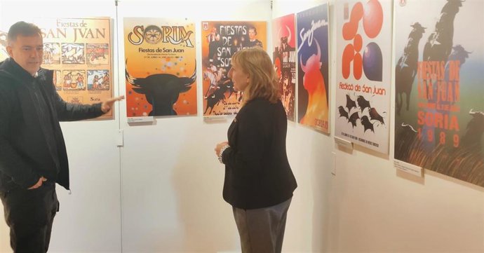 Nrique García y Yolanda Santos presentan la exposición de los carteles de las fiestas de San Juan de Soria.