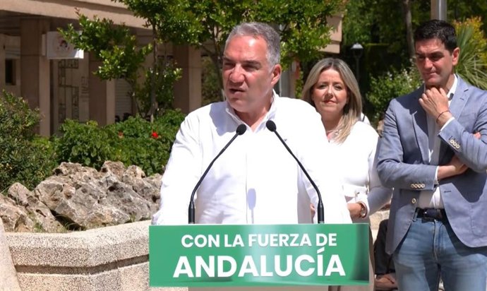 Elías Bendodo comparece ante los medios en Alcalá la Real.