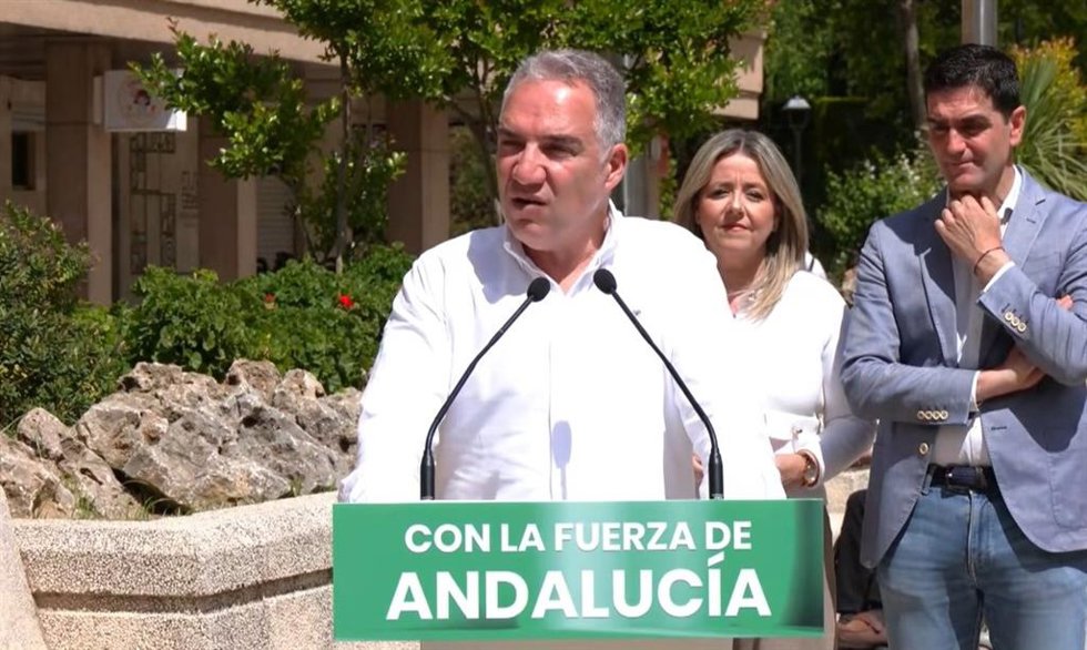 Elías Bendodo comparece ante los medios en Alcalá la Real.