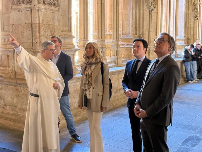 Cristina Garmendia (c) y Carlos García Carbayo (d), en el convento de San Esteban.