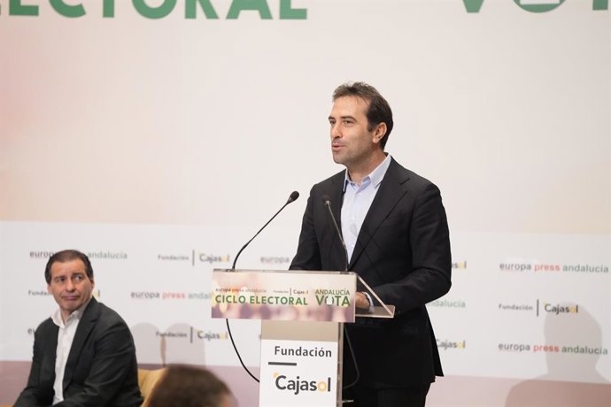 O primeiro vice-presidente do Governo e ministro da Economia, Comércio e Empresa, Carlos Cuerpo, toma a palavra para apresentar a secretária-geral do PSOE-A e candidata à Presidência da Junta, María Jesús Montero, em uma nova edição do ciclo