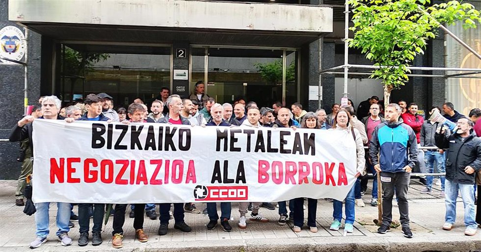 Concentración de CCOO Euskadi durante la mesa negociadora del convenio de Metal de Bizkaia