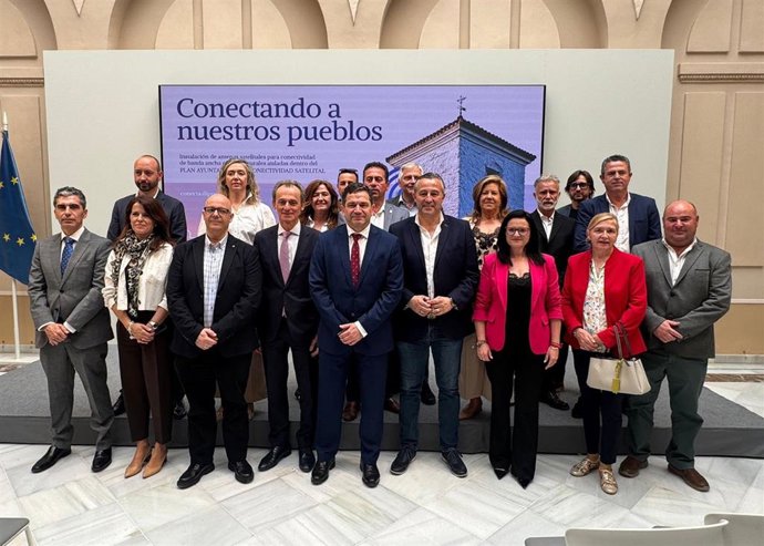 El presidente de la Diputación de Ciudad Real, Miguel Ángel Valverde, y el presidente de Hispasat, Pedro Duque, durante la presentación de esta iniciativa.