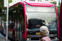 Cinco heridos tras un frenazo del tranvibús para evitar chocar con un vehículo que ignoró un semáforo en Sevilla