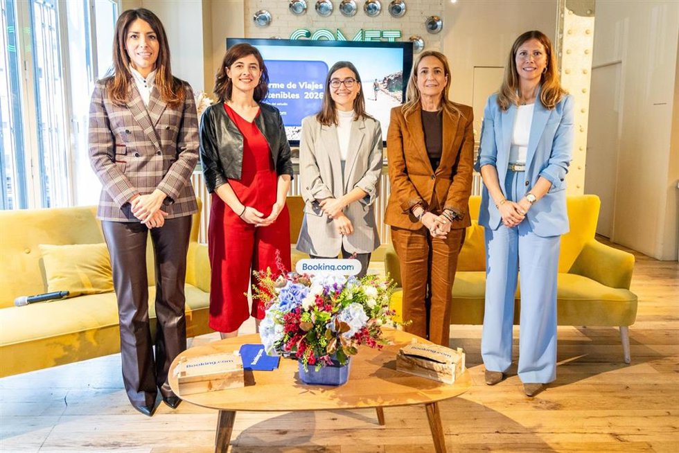 De izquierda a derecha:  Beatriz Miguel, ( Ilunion Hotels;),Yasmina Laraudogoitia, (Booking.Com); Laura Zamarriego, (Harmon); Inmaculada Benito, (CEOE) y Laura Navarrete (Ayuntamiento de Madrid)