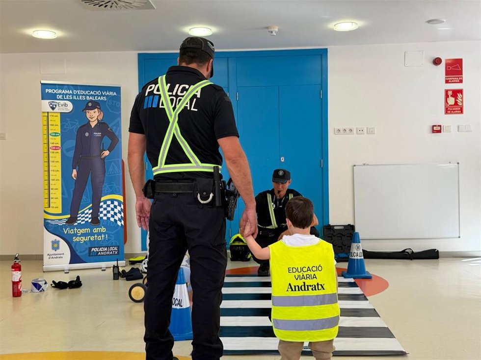 La Policía Local celebra una jornada de educación vial para alumnos de la 'escoleta' municipal Sol d'Andratx