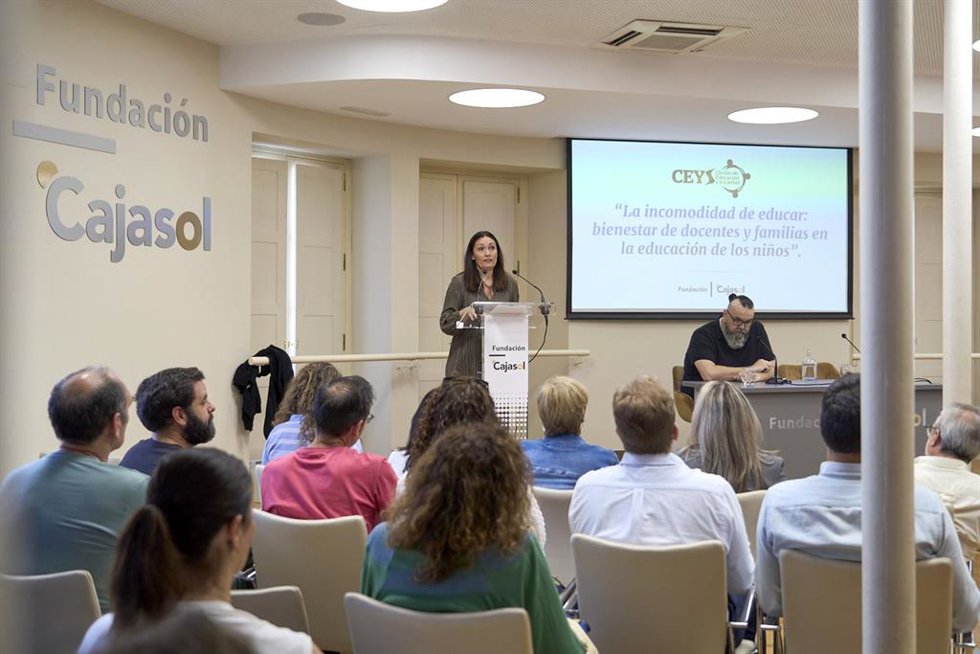 Encuentro 'La incomodidad de educar: bienestar de docentes y familias en la educación de los niños' en la Fundación Cajasol (Sevilla).