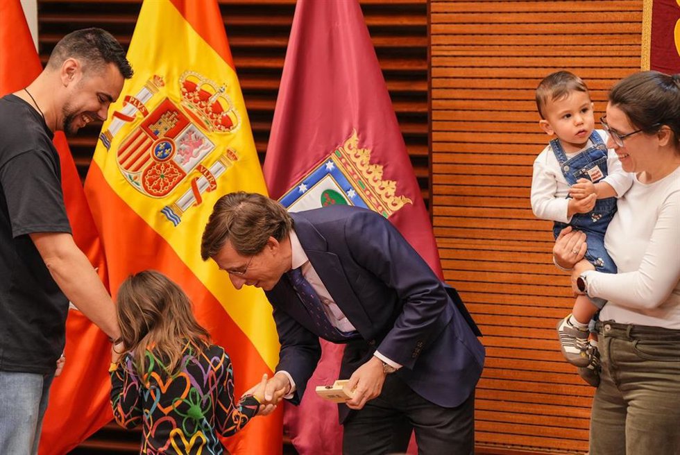 El alcalde de Madrid, José Luis Martínez-Almeida, entrega las llaves de 116 pisos en Cañaveral, "un paso más para solucionar el problema de la vivienda"