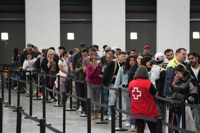 Decenas de migrantes hacen cola en el pabellón 2 del recinto de Montjuïc de Fira de Barcelona, a 6 de mayo de 2026, en Barcelona, Catalunya (España). 