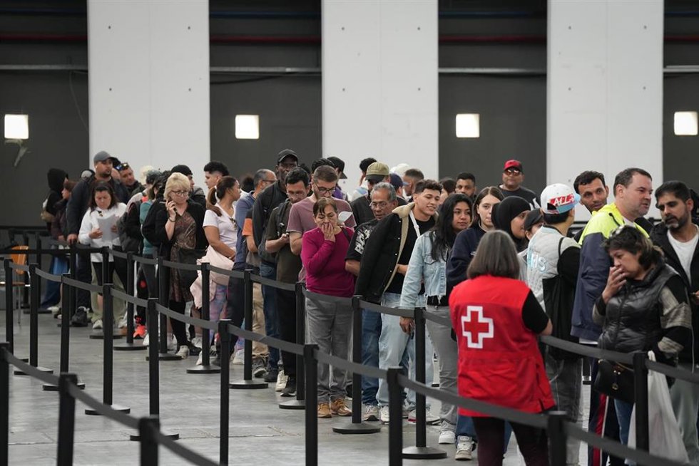Decenas de migrantes hacen cola en el pabellón 2 del recinto de Montjuïc de Fira de Barcelona, a 6 de mayo de 2026, en Barcelona, Catalunya (España).
