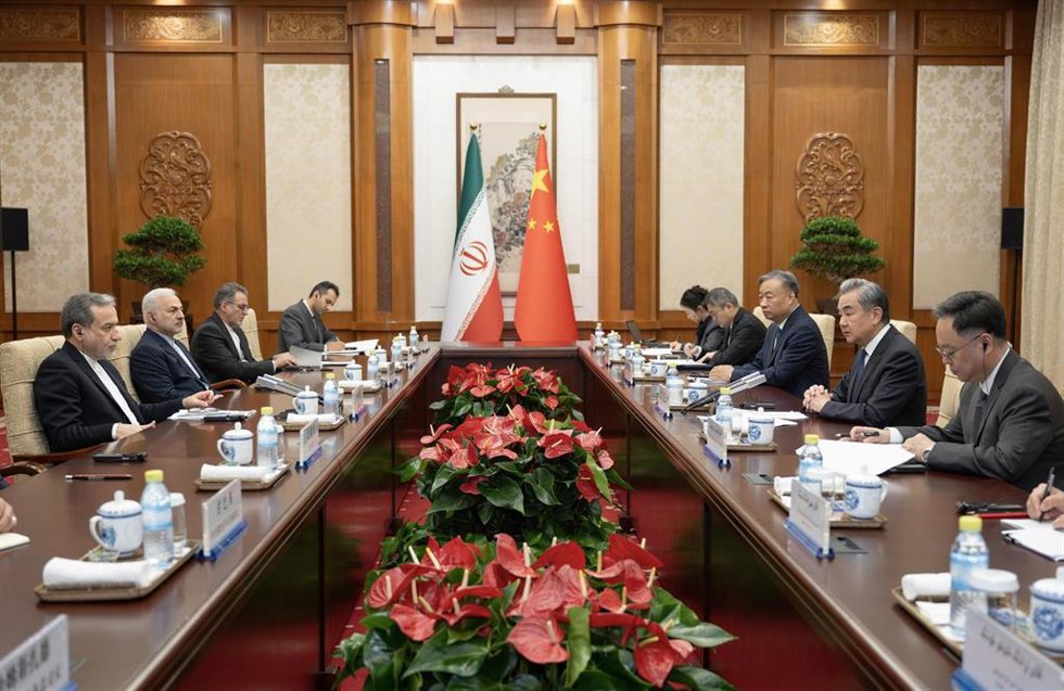 Encuentro en Pekín entre el ministro de Exteriores de China (derecha, centro) y su homólogo de Irán, Abbas Araqchi (izquierda)