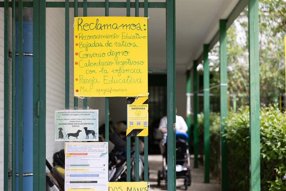 Varios carteles de protesta, en el exterior de una escuela infantil, a 10 de abril de 2026, en Madrid (España). En la tarde de ayer, jueves 9 de abril, profesoras y profesores se concentraron junto a padres y madres en pleno centro de Madrid, donde realiz