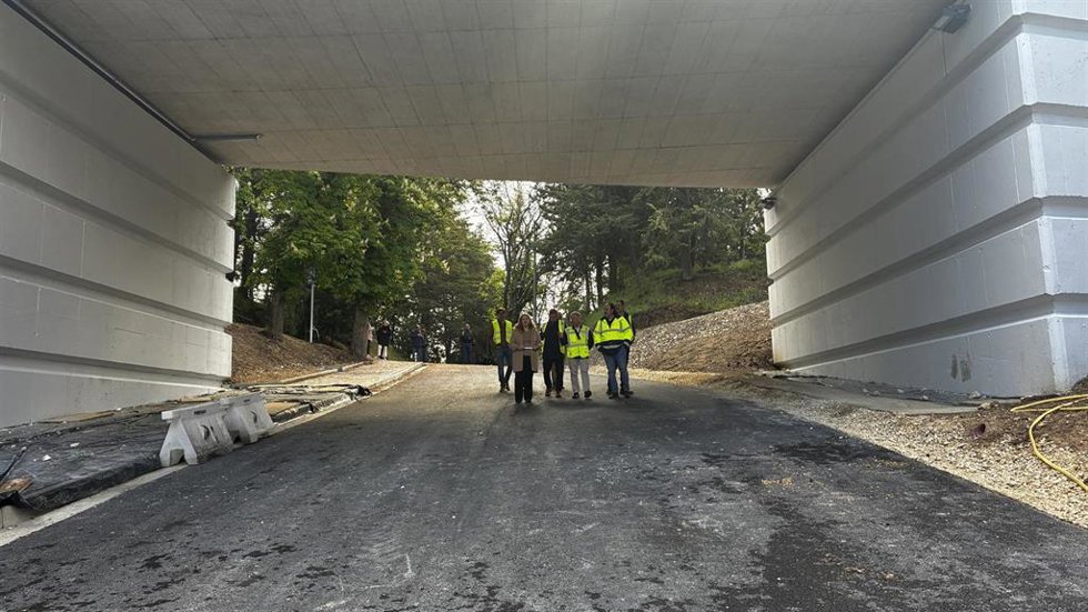 La alcaldesa de Burgos, Cristina Ayala, visita las obras del puente del Castillo.