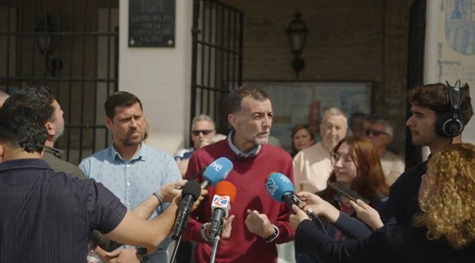 Maíllo atiende a los periodistas en Castro del Río.