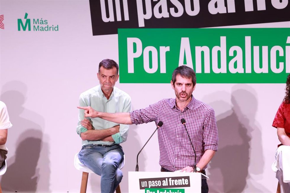 El ministro de Cultura, Ernest Urtasun, durante el encuentro 'Un paso al frente. Por Andalucía' en Sevilla, con la participación del candidato de la coalición Por Andalucía a la presidencia de la Junta, Antonio Maíllo. ARCHIVO.