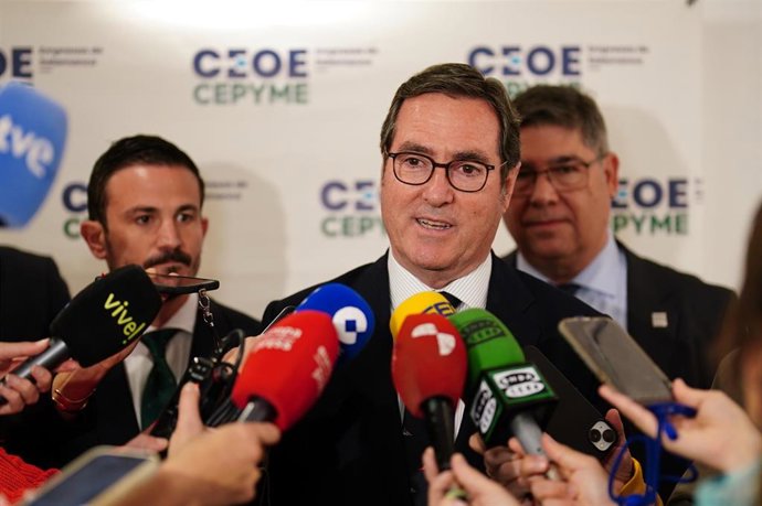 El presidente de CEOE, Antonio Garamendi, atiende a los medios durante el acto institucional 'Por la Unión Empresarial de Salamanca', en el Aula Cultural de Unicaja.