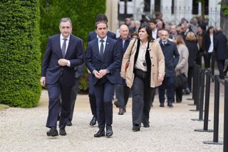 El presidente del EBB del PNV,Aitor ESteban, junto alpresidente del BBB, Iñigo Ansola, y la presidenta del ABB, Jone Berriozabal, saliendo del Palacio de Ajuria Enea, en Vitoria-Gasteiz, tras pasar por la capilla ardiente de Carlos Garaikoetxea
