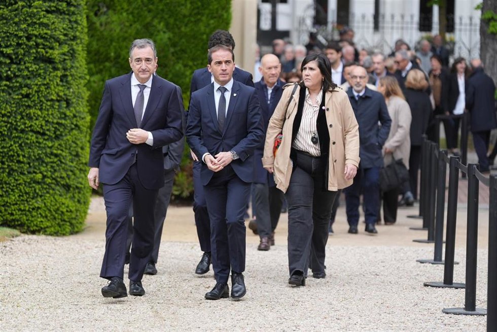 El presidente del EBB del PNV,Aitor ESteban, junto alpresidente del BBB, Iñigo Ansola, y la presidenta del ABB, Jone Berriozabal, saliendo del Palacio de Ajuria Enea, en Vitoria-Gasteiz, tras pasar por la capilla ardiente de Carlos Garaikoetxea