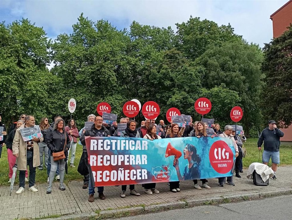 CIG-Ensino se concentra ante la Xunta para denunciar su "desprecio" y exigir la convocatoria de la Mesa Sectorial