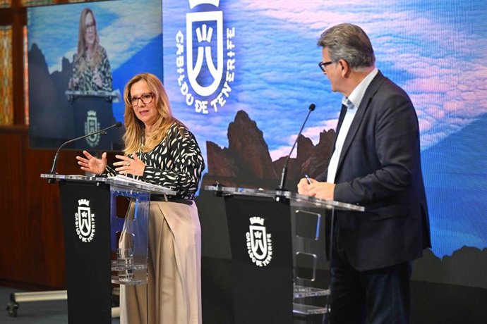 La presidenta del Cabildo, Rosa Dávila, y el consejero de Cultura, José Carlos Acha, en rueda de prensa de Consejo de Gobierno Insular