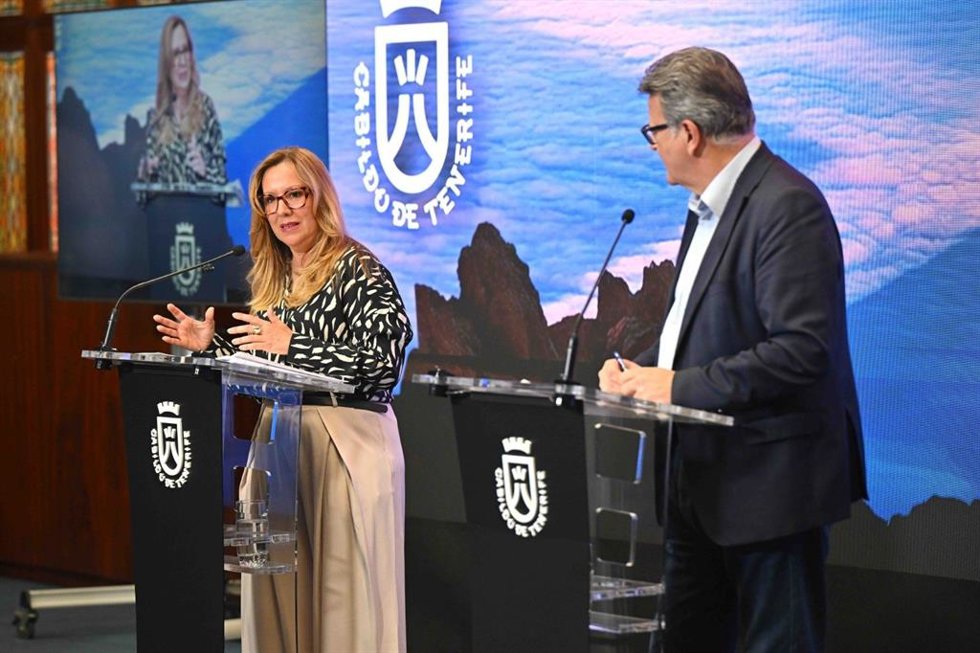 La presidenta del Cabildo, Rosa Dávila, y el consejero de Cultura, José Carlos Acha, en rueda de prensa de Consejo de Gobierno Insular